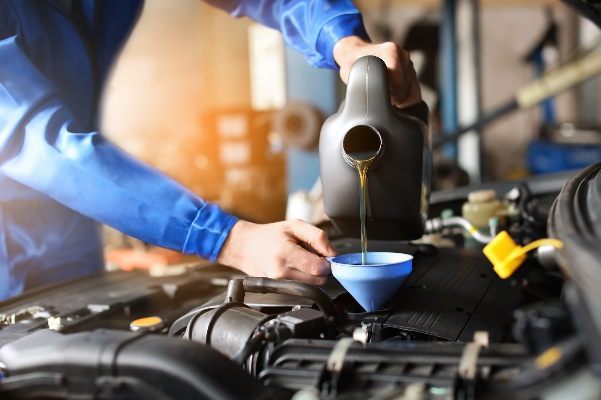 Bilservice, påfyllning av motorolja